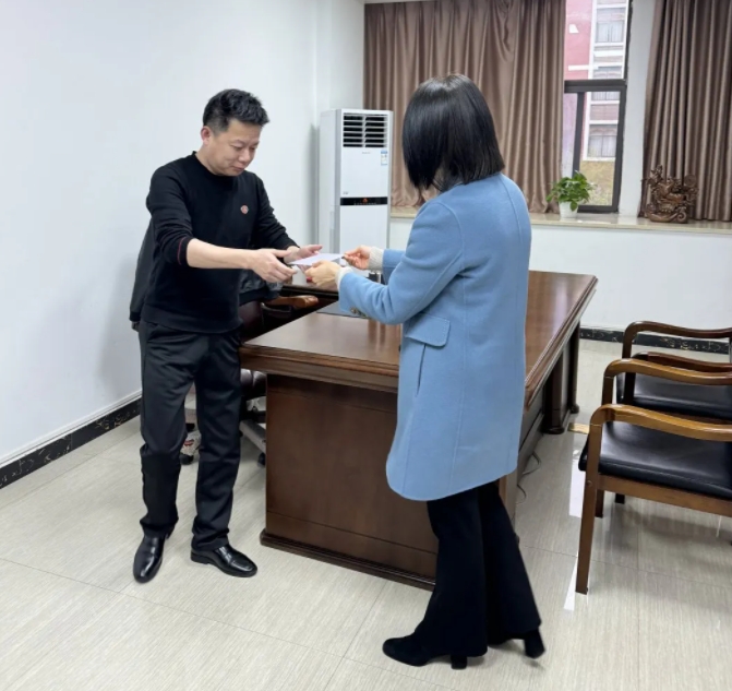 生日傳真情 關(guān)愛(ài)暖人心——市古鎮(zhèn)投資公司工會(huì)為職工送上生日慰問(wèn)