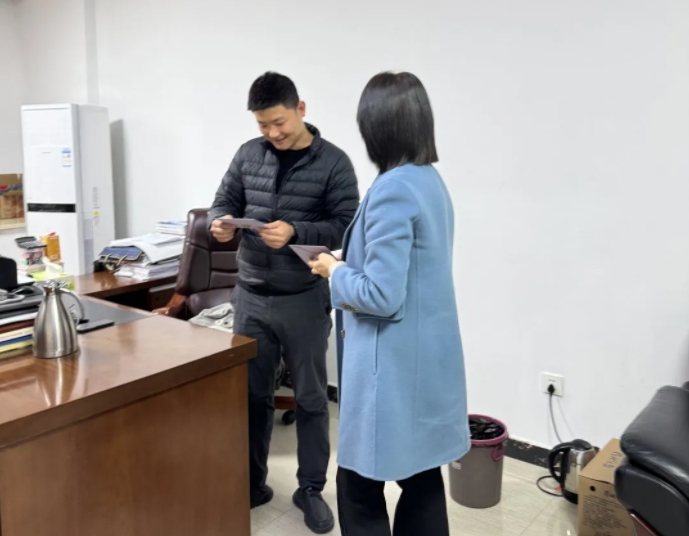 生日傳真情 關(guān)愛(ài)暖人心——市古鎮(zhèn)投資公司工會(huì)為職工送上生日慰問(wèn)