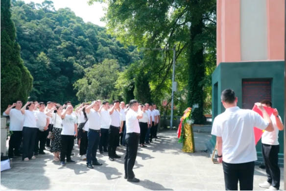 市古鎮(zhèn)投資公司開展紅色走讀活動